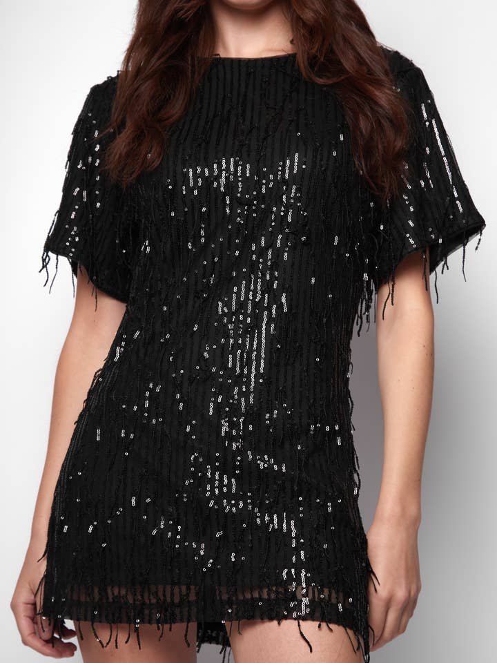 Vestido tipo camiseta Kimber con túnica negra y borlas de Nila para venta al por mayor de Jaded Rose