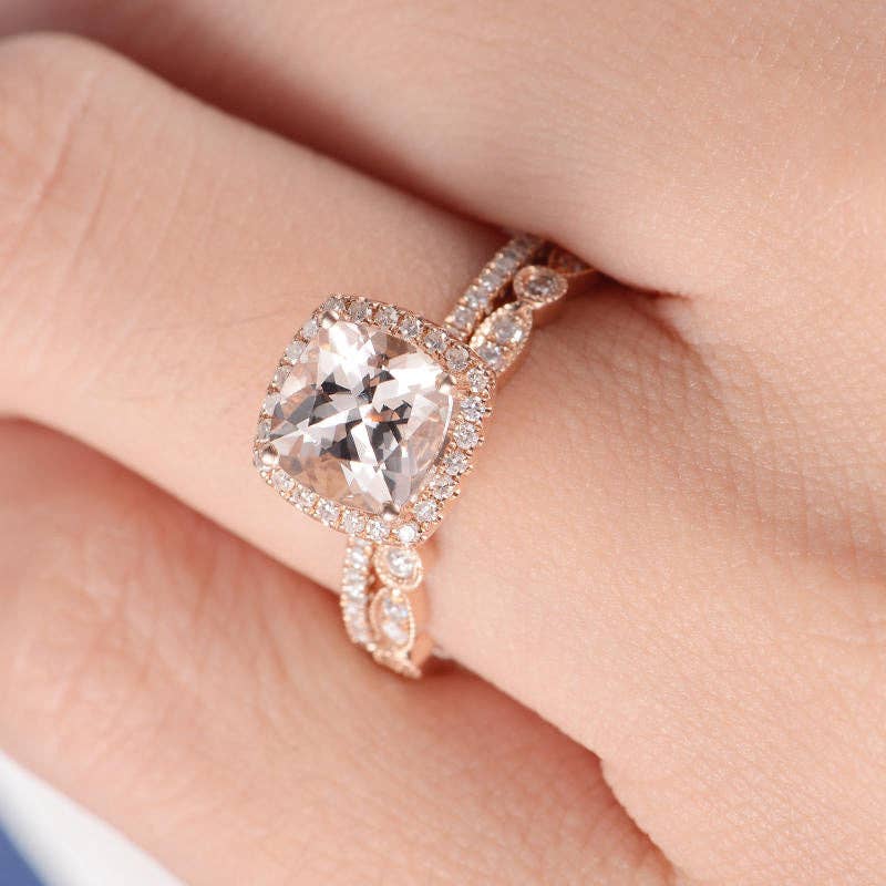 GEMPARA – Großhandel Verlobungsringe – Kissenförmig geschliffenes Morganit-Brautring-Set4