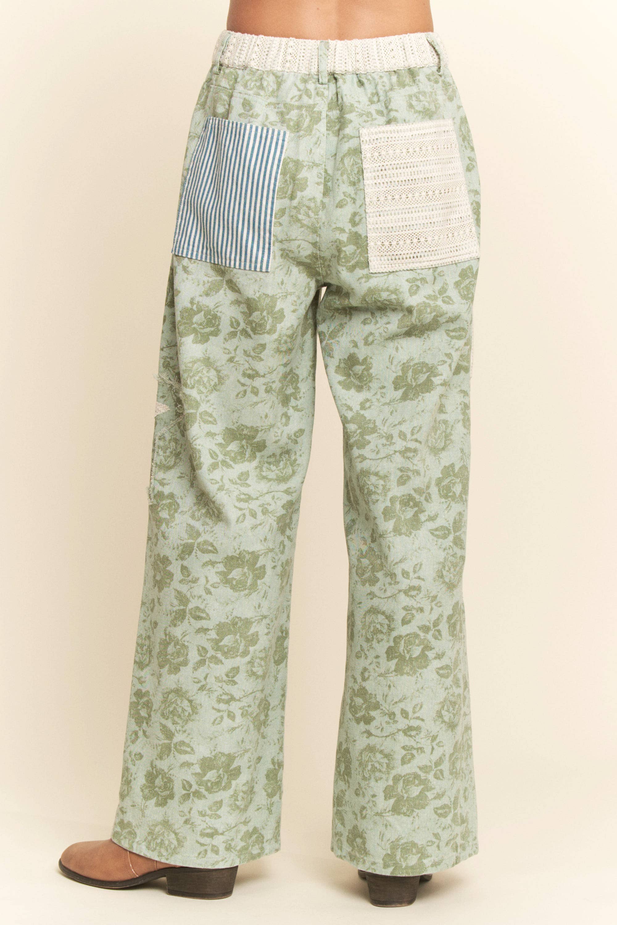 Davi & Dani – Calças - Mulher por atacado – CALÇAS LAVADAS COM DETALHE DE APLICAÇÃO FLORAL EM FORMA DE ESTRELA PLUS9