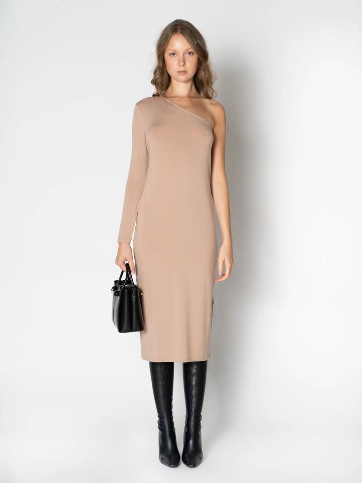 Robe midi à manches asymétriques pour la vente par NU-IN