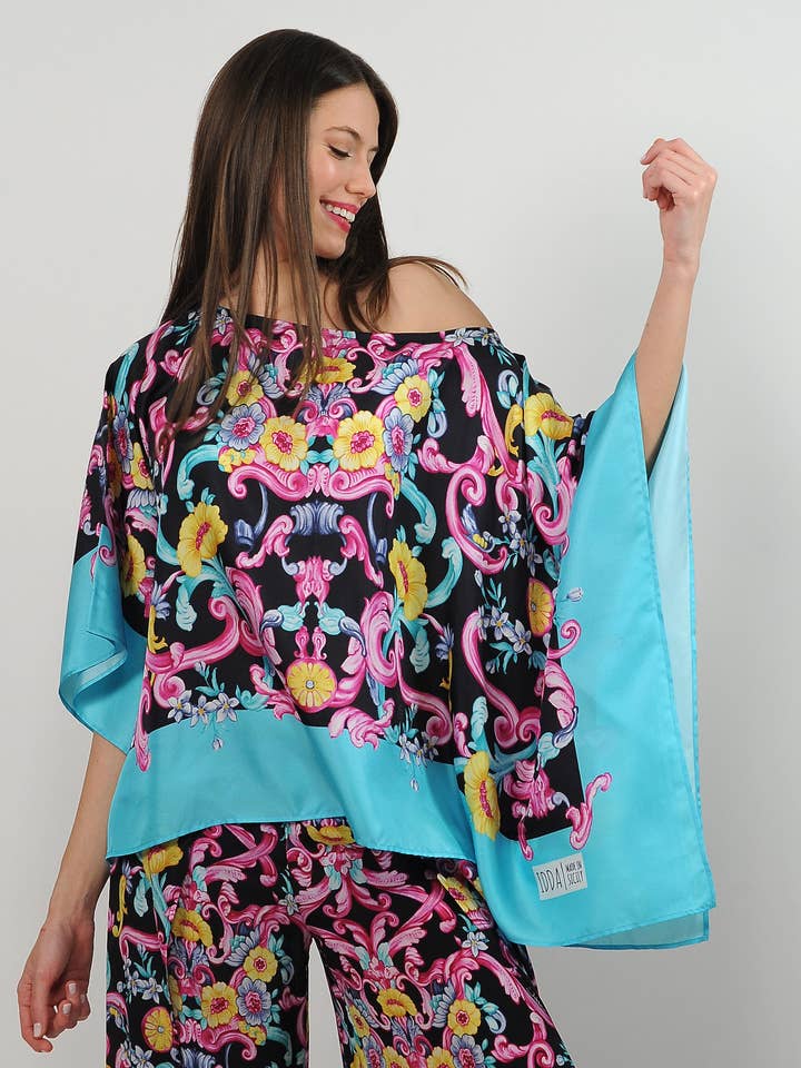 Poncho em twill de seda com estampa de lenço barroco por atacado de IDDA