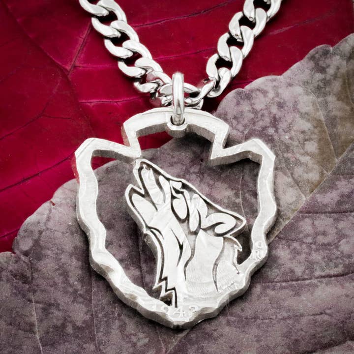 Colar Ponta de Flecha de Lobo Uivante, Moeda Recortada e Borda. por atacado de NameCoins