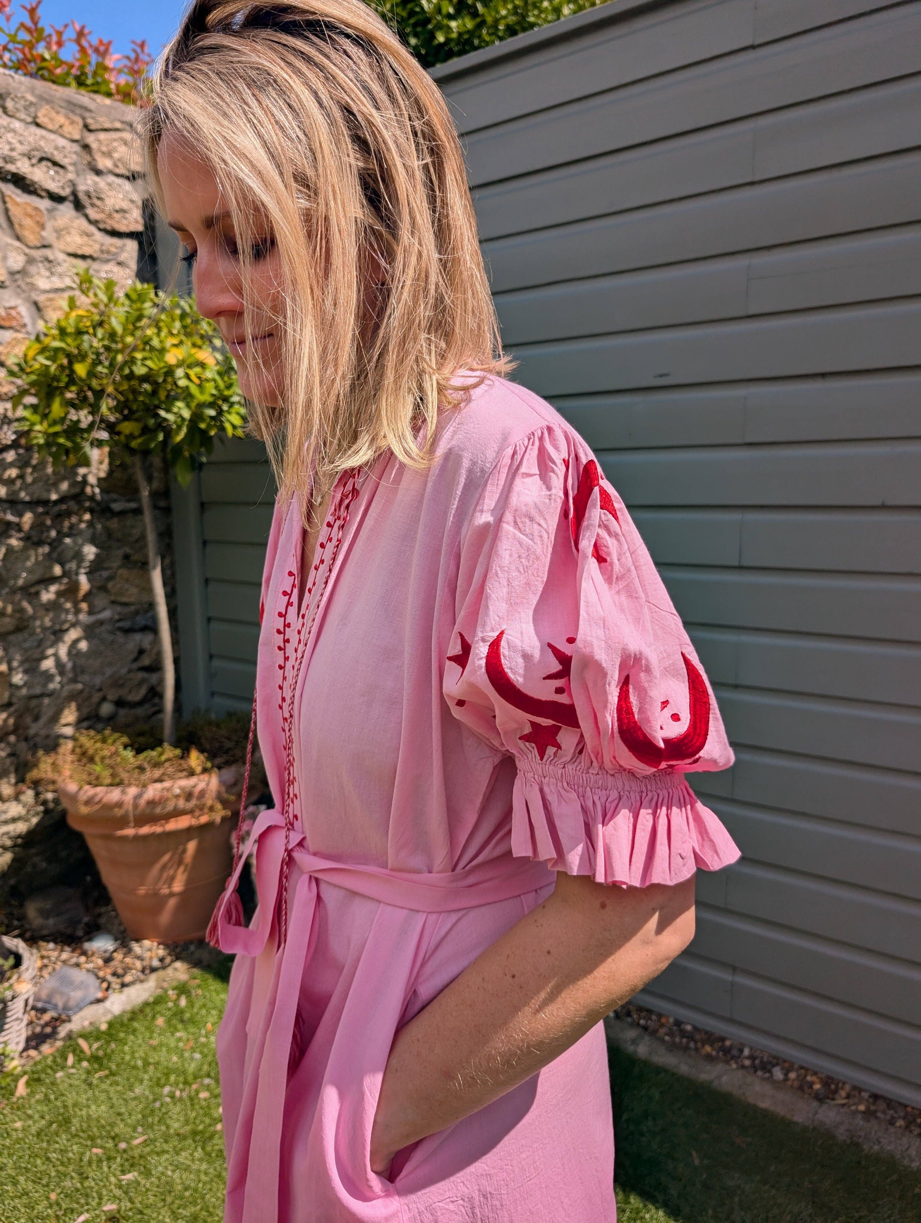 LNH EDIT - Vendita all'ingrosso Vestito - Donna - Abito lungo in cotone rosa con ricami Astrid – Artigianale da Jaipur5