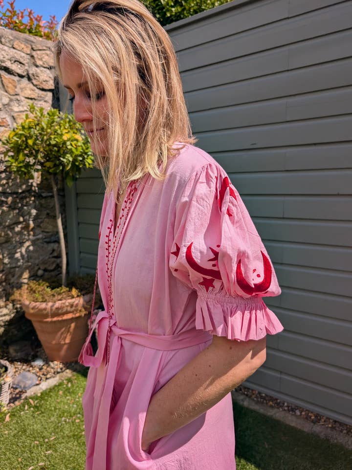 LNH EDIT - Vendita all'ingrosso Vestito - Donna - Abito lungo in cotone rosa con ricami Astrid – Artigianale da Jaipur5