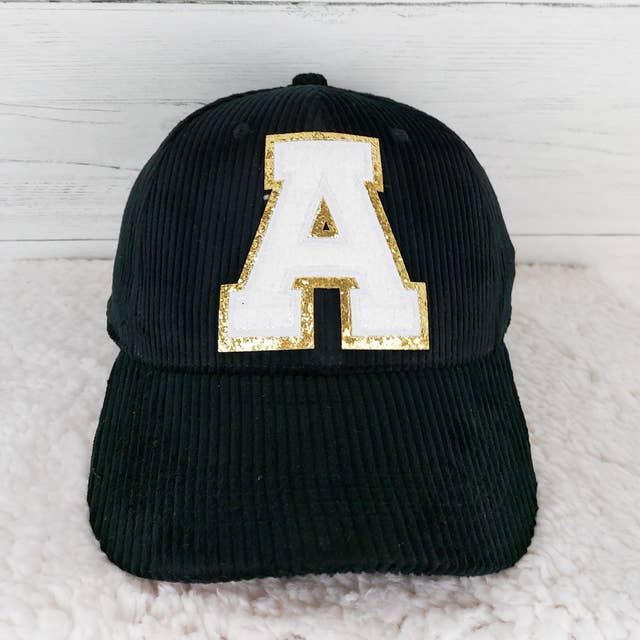Sort Corduroy Hat Med Hvid Chenille Initial Patch for engroshandel hos Trendy Tee Co.