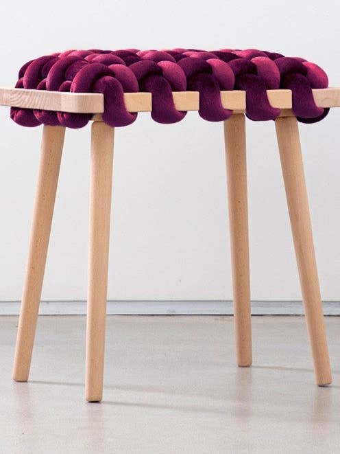 Sgabello Intrecciato Borgogna per la vendita all'ingrosso da parte di Knots Studio