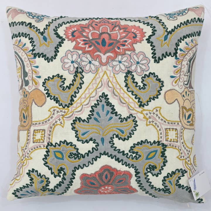 Coussin Brodé Appliqué Bohème – Multicolore 18”x18” pour la vente par Indriya Home