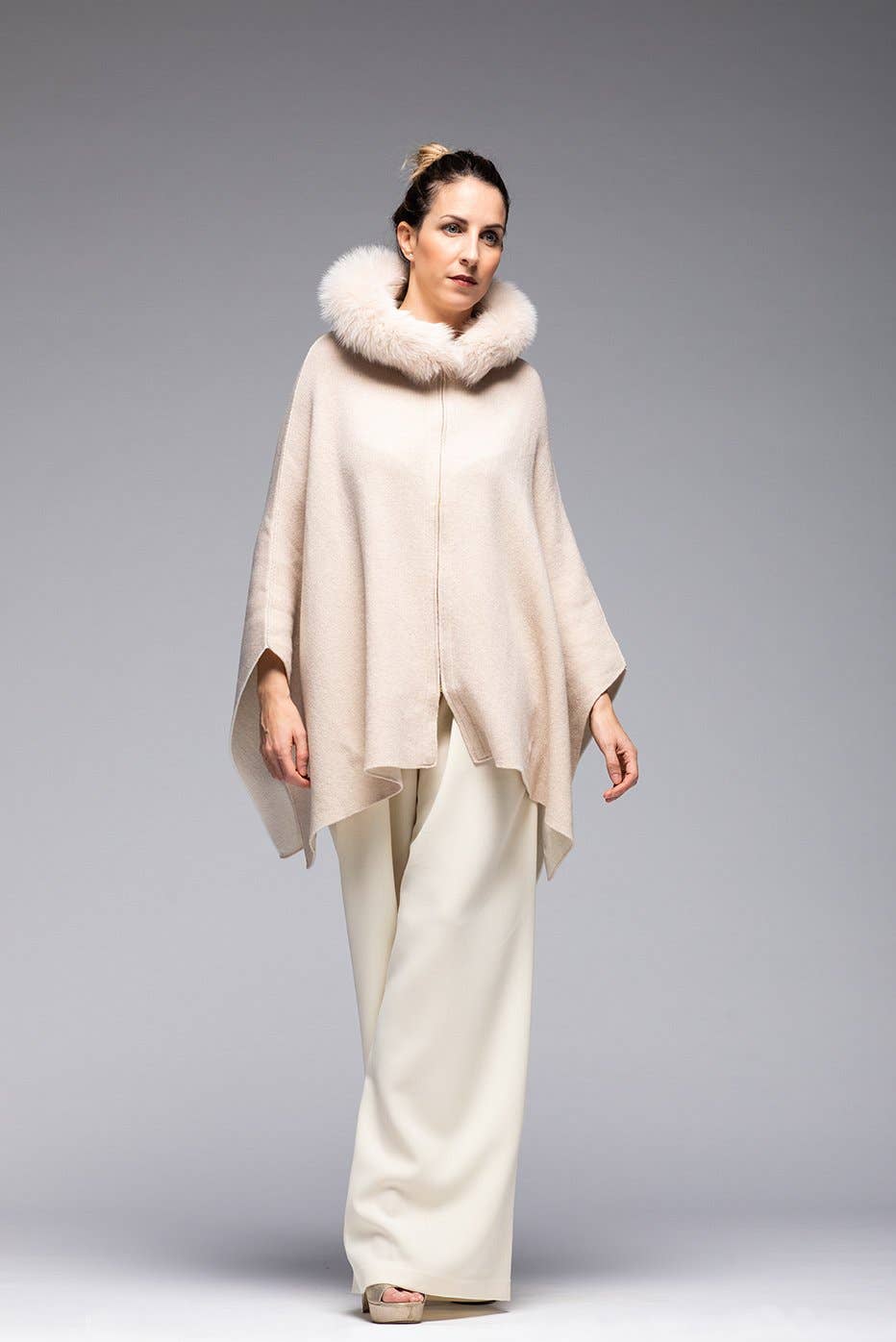 Lynda Ann Exclusive Italian Knitwear – Poncho - Mulher por atacado – Poncho de luxo - Ecru com gola de pele (feito sob encomenda)