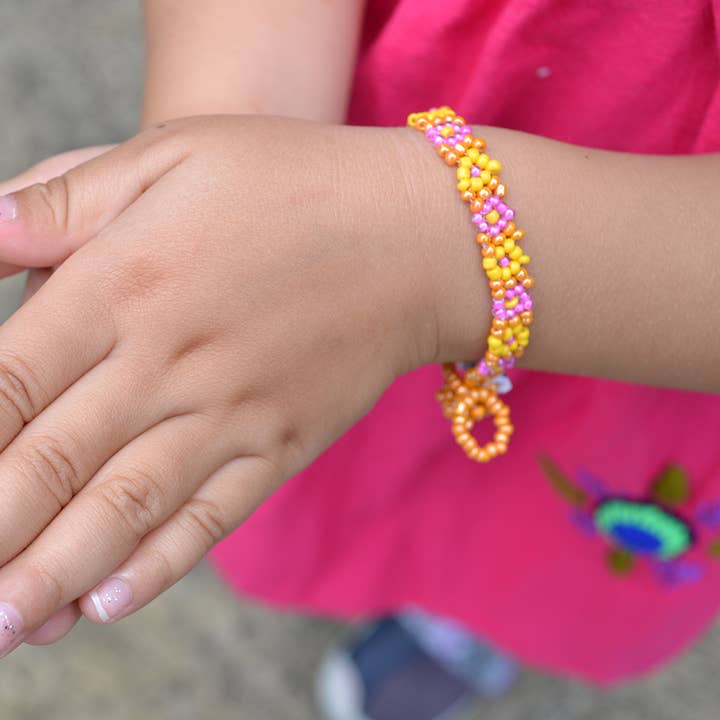 Braccialetto per bambini con fiori. per la vendita all'ingrosso da parte di Lucia's Imports