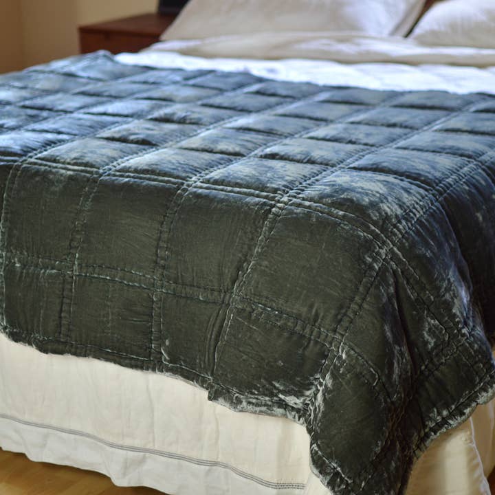 Luala Silk – Großhandel Überwurfdecke – Große quadratische, genähte Decke aus Seidensamt, Schiefergrau5