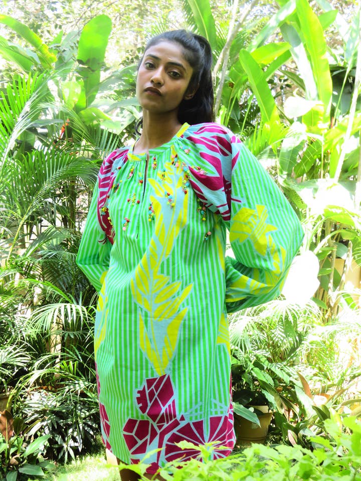 Caftan court à col en V à rayures vertes pour la vente par Chogaa NYC