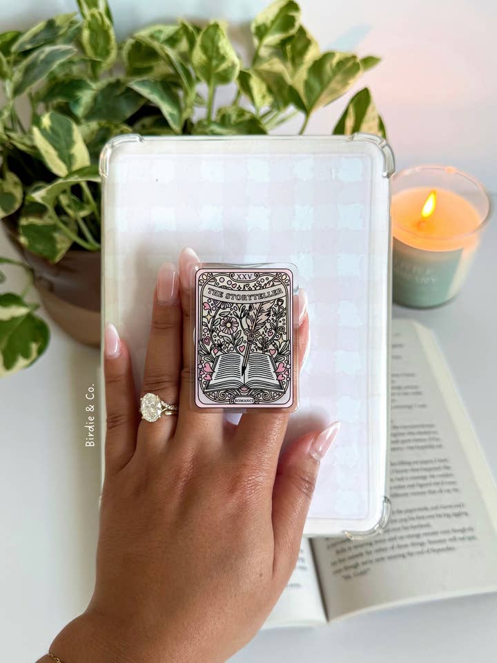 Soporte para Kindle Storyteller, Sostenedor de E-Reader Inspirado en Cartas del Tarot para venta al por mayor de Birdie & Co.