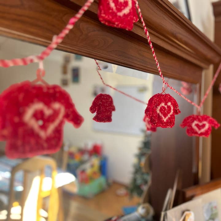 Mini-sweater guirlande: Hjerter (3 røde, 2 lyserøde) for engroshandel hos Azerbaijani Socks