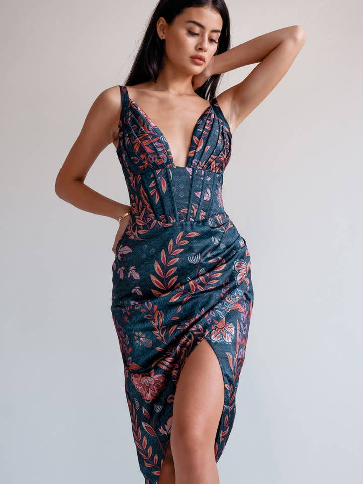 Estampa floral em azul cobalto Vestido Midi Halley Drapeado para venda a revendedores na Faire