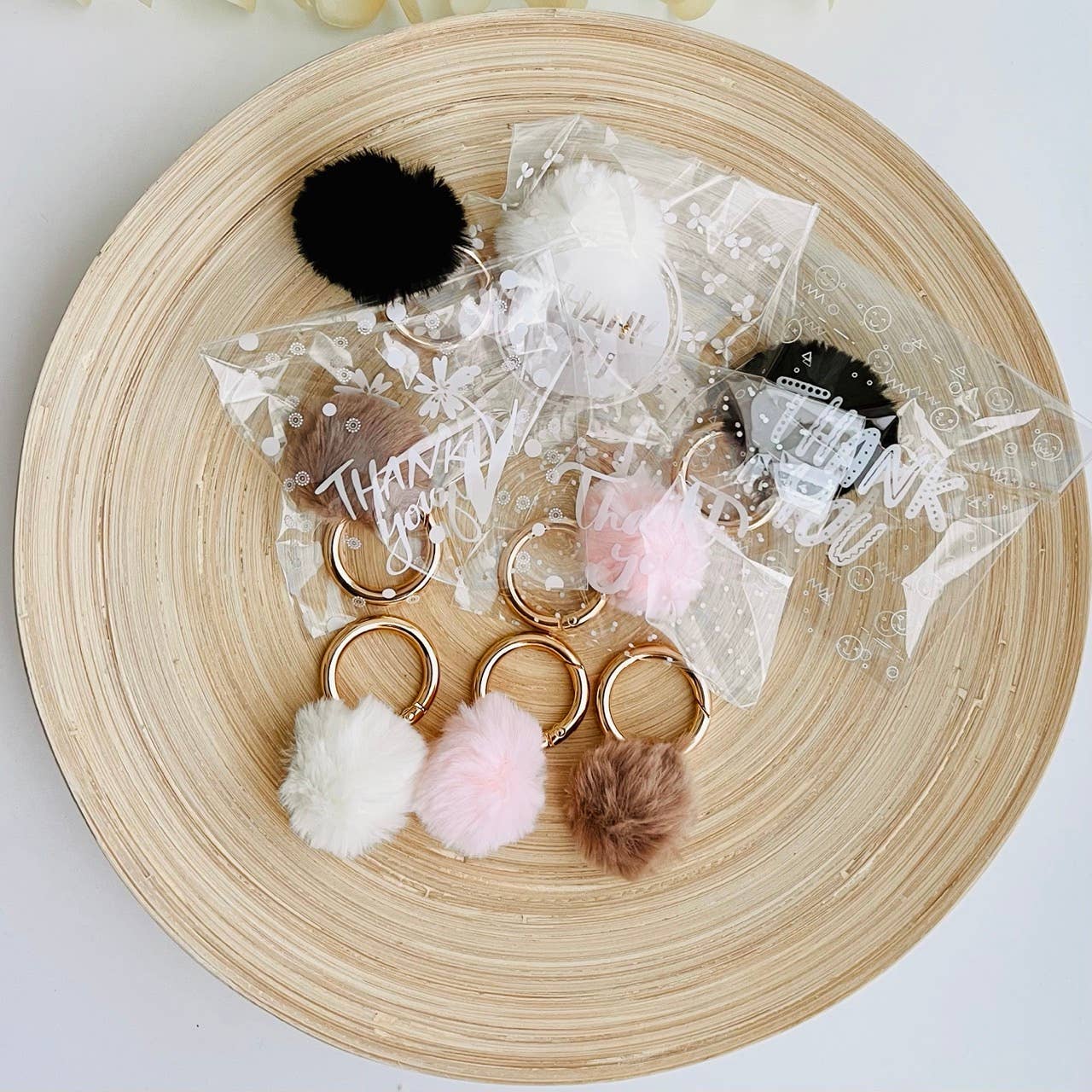 Tiny Gift Society – wholesale Nyckelringar - Dam – Pom Pom Furry Pouf Mini Nyckelring Tack Gåva3