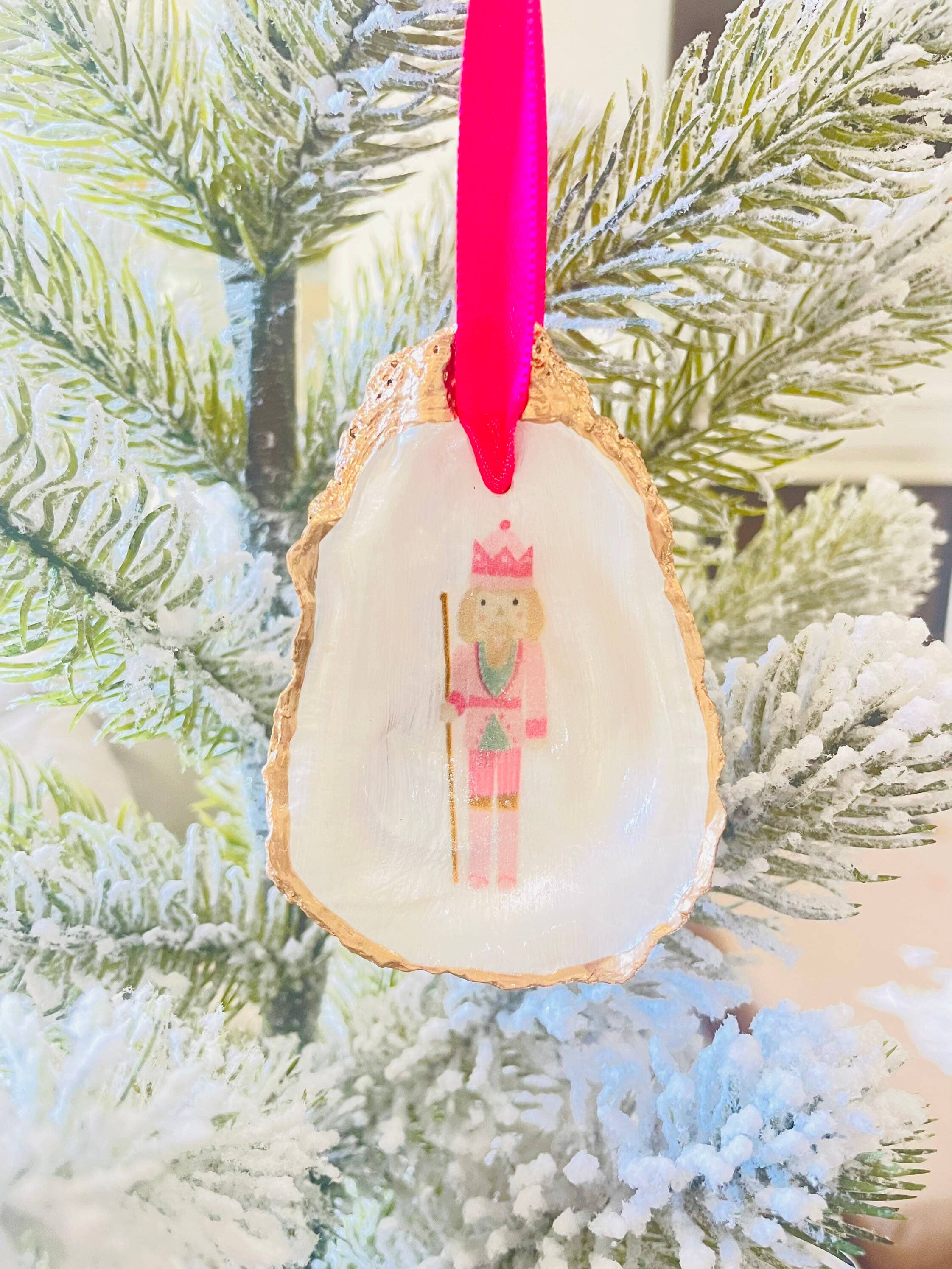 Shells by Shea – wholesale Prydnad – Skal-Figur i Ostronskal med Rosa Nötknäppare1