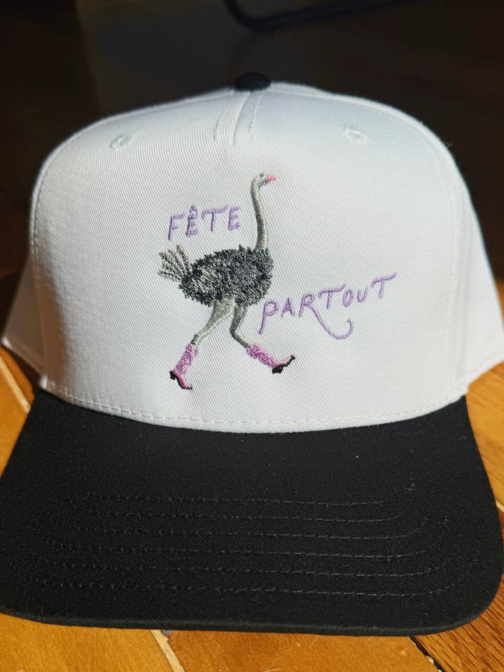 Chapeau Autruche Fête Partout ! pour la vente par La Fête Goods