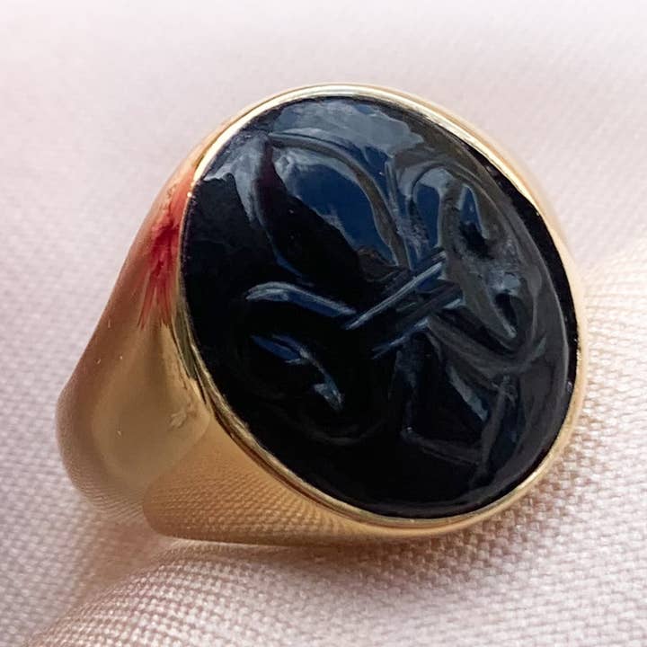 IMPRESSION RING (Ring M15), vergoldeter Siegelring mit Onyx und Liliengravur für den Großhandel von Sophie Deschamps Bijoux