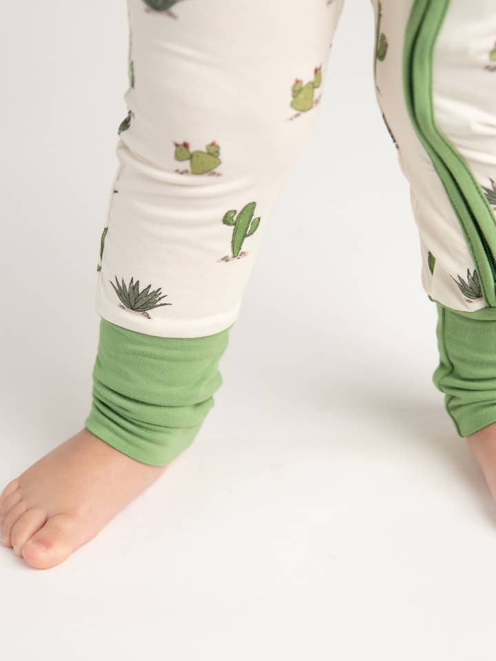 The OVer Company - Wholesale Slaappak - Baby - Cactus Cuddles romper van bamboe2