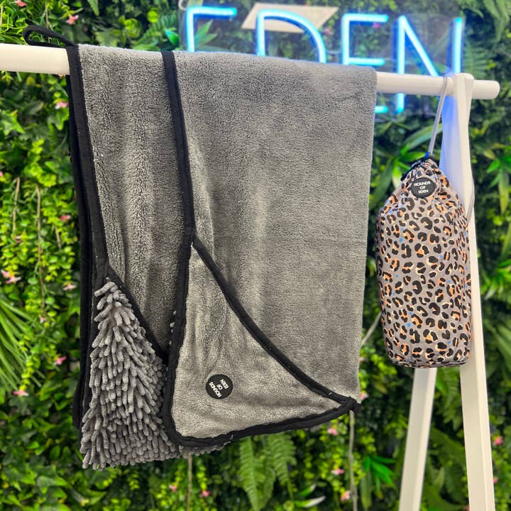 Steel Leopard - Serviette pour chien + sac de transport pour la vente par Hounds of Eden