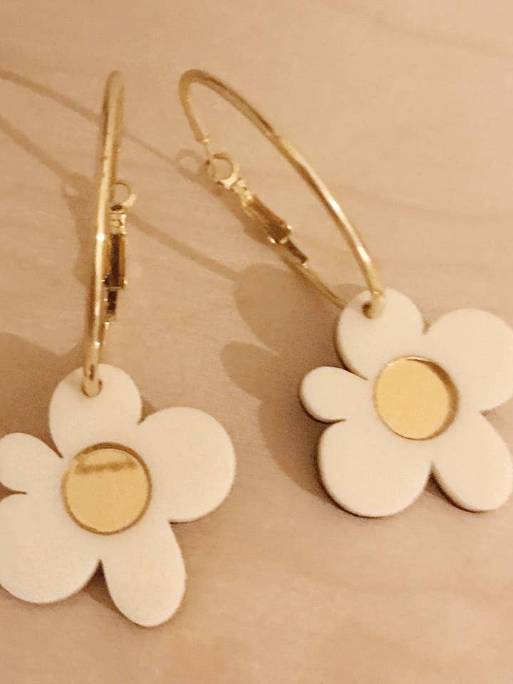 Moon Flower Hoop Örhängen | Kräm+ Guld | GROSSISTHANDEL för wholesale av Foxie Collective