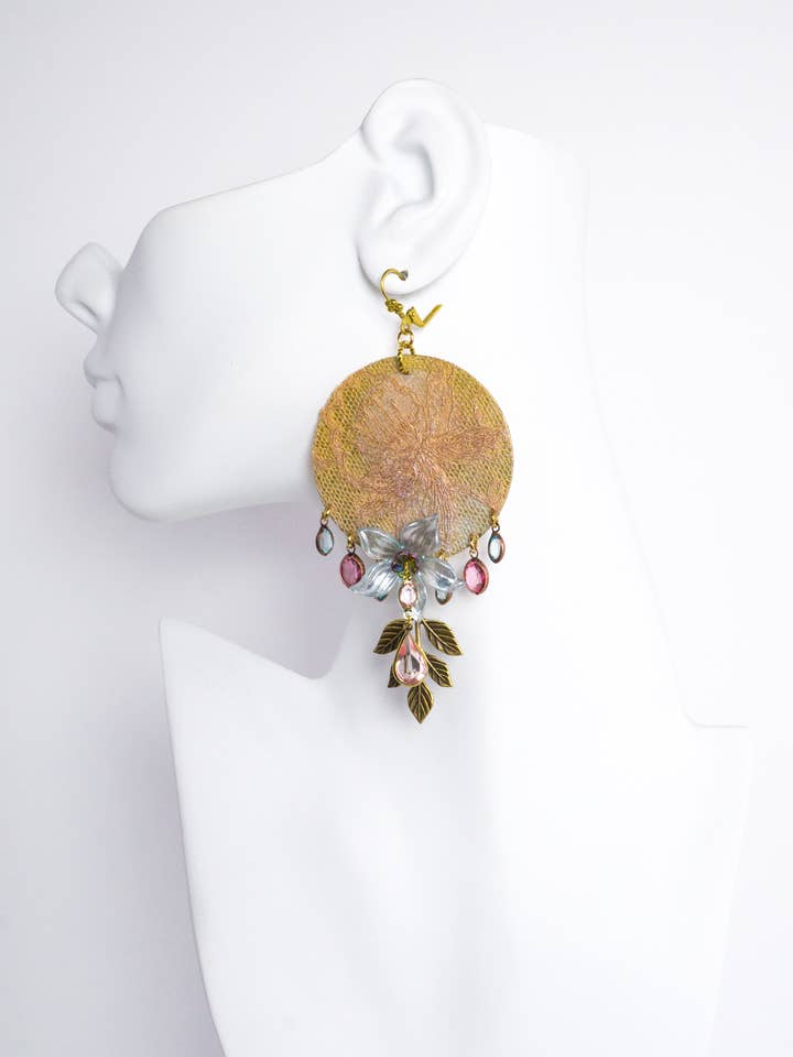 Bijoux faits main - Boucles d'oreilles en dentelle vintage et perles pour la vente par A Silk Purse