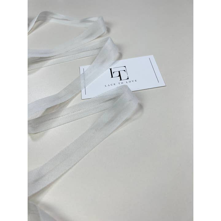 Nastro in poliestere bianco al metro e ulteriori Risultati per comprare abbigliamento firmato all'ingrosso. Resi gratuiti e termini di pagamento a 60 giorni su Faire in tendenza su Faire.