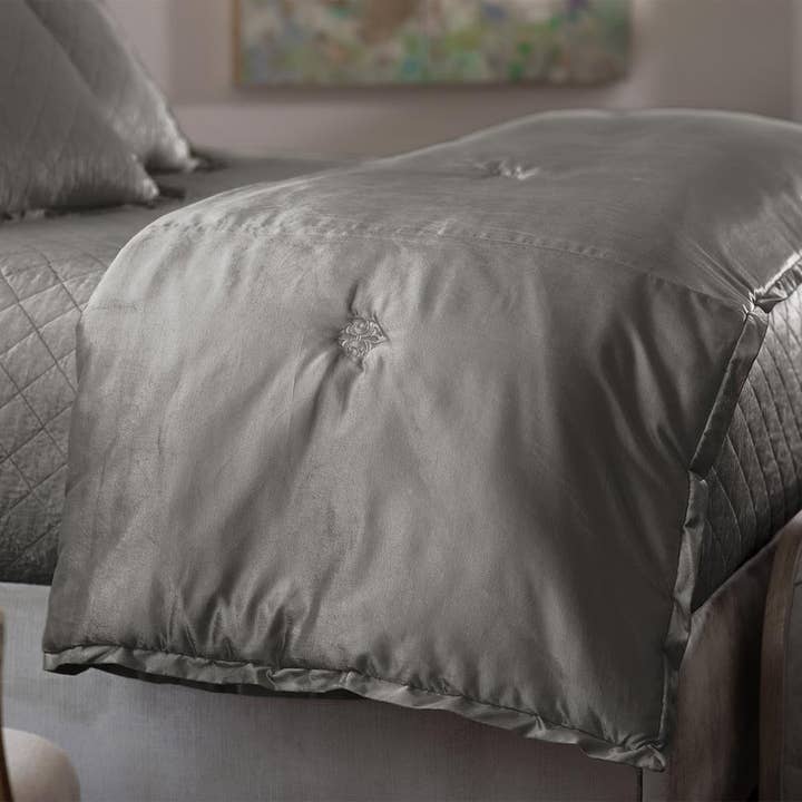 Chloe Comfortlet Silver Velvet Queen 96 x 98 cm (rembourré) pour la vente par Lili Alessandra