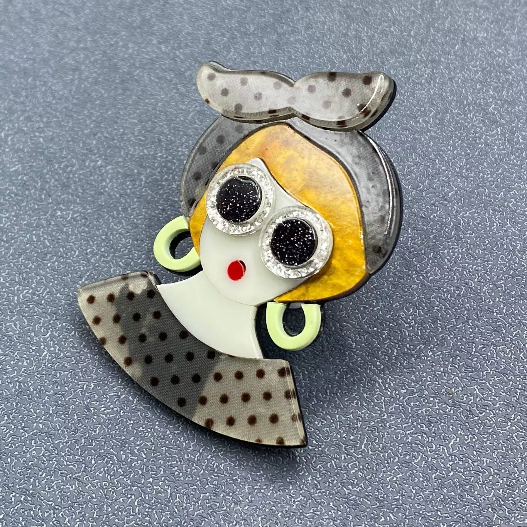 Mio Queena - Vente Broches - Broche en acrylique Creative Beauty - MIO636501