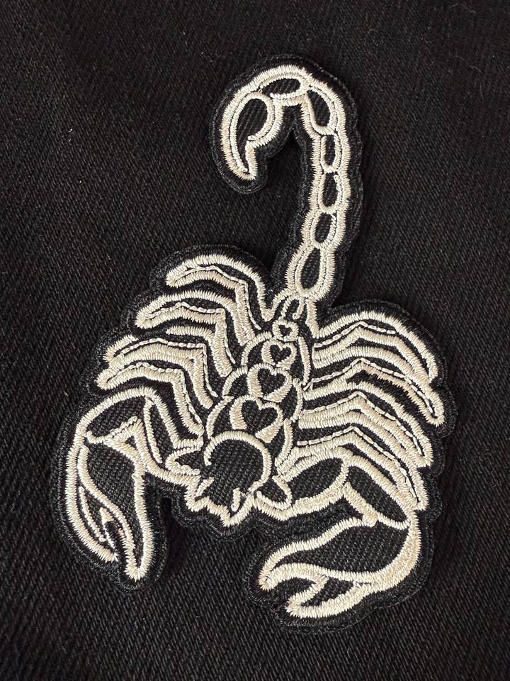 Broderad påstrykbar patch - Skorpion för wholesale av Whats Her Face