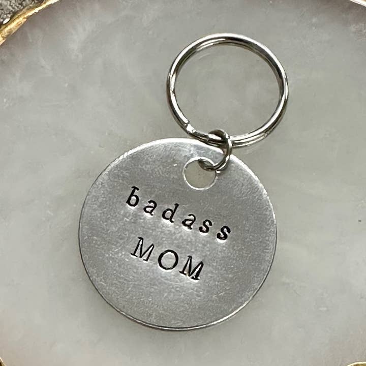 Badass Mom - Met de hand gestempelde sleutelhanger voor wholesale door Seize The Night Designs