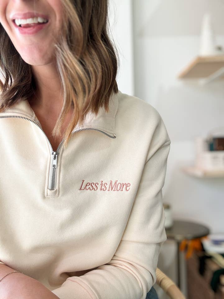 Felpa con mezza zip ricamata 'Less is More' ispiratrice per la vendita all'ingrosso da parte di Polished Prints