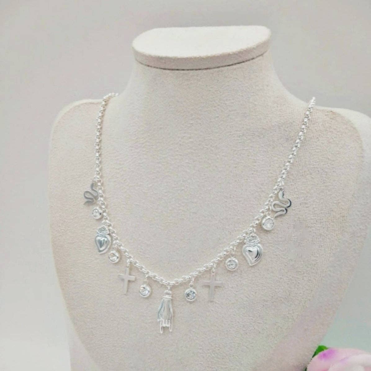 ACCIAIO BAGNATO ARGENTO Colar MEGA LUCKY banho de prata em aço inoxidável com pingentes protetores para venda a revendedores na Faire0