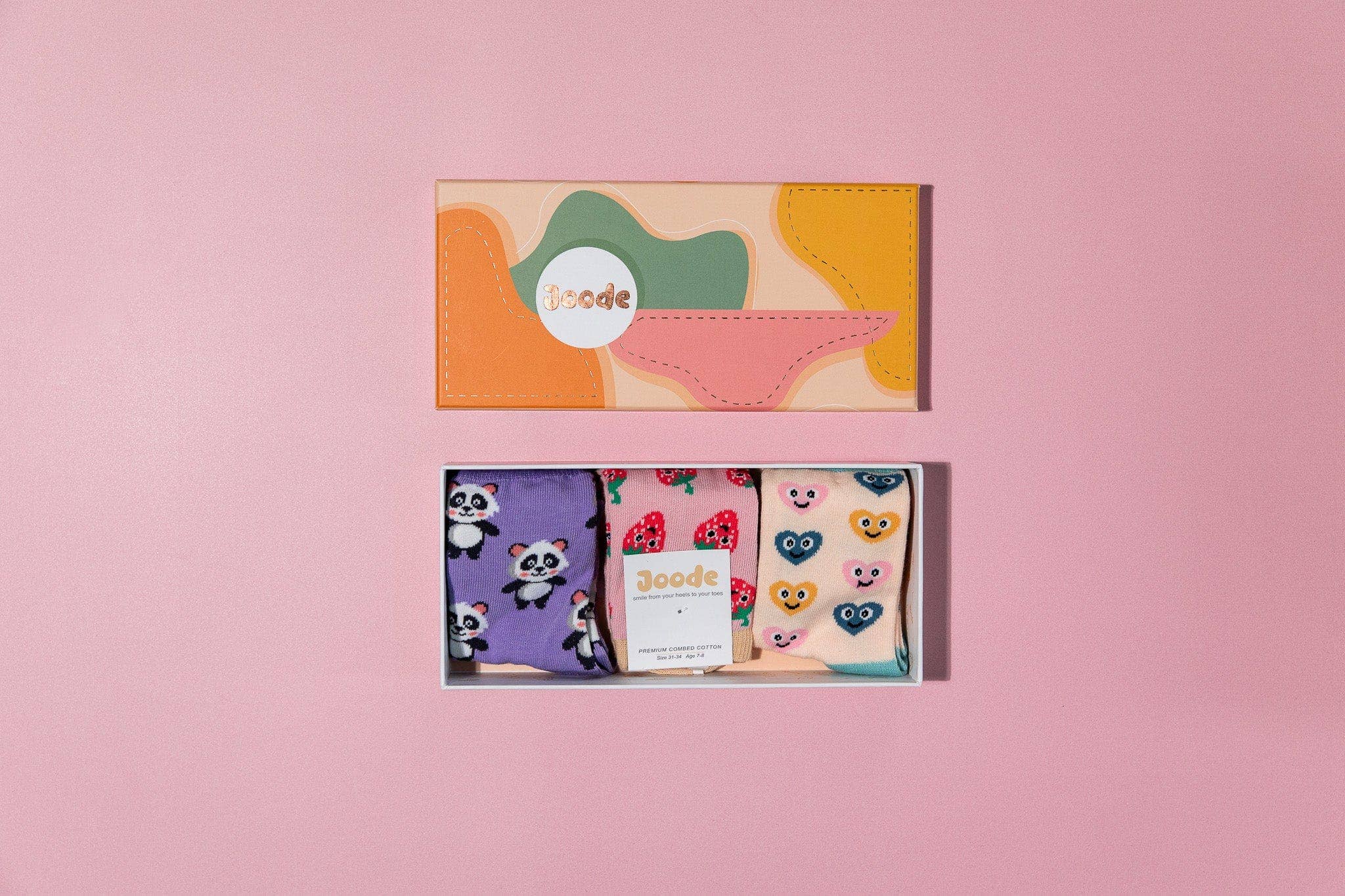 Joode – Engroshandel Strømper - Børn – Gaveæske til piger med sokker: Pandaer, jordbær og smileyhjerter1