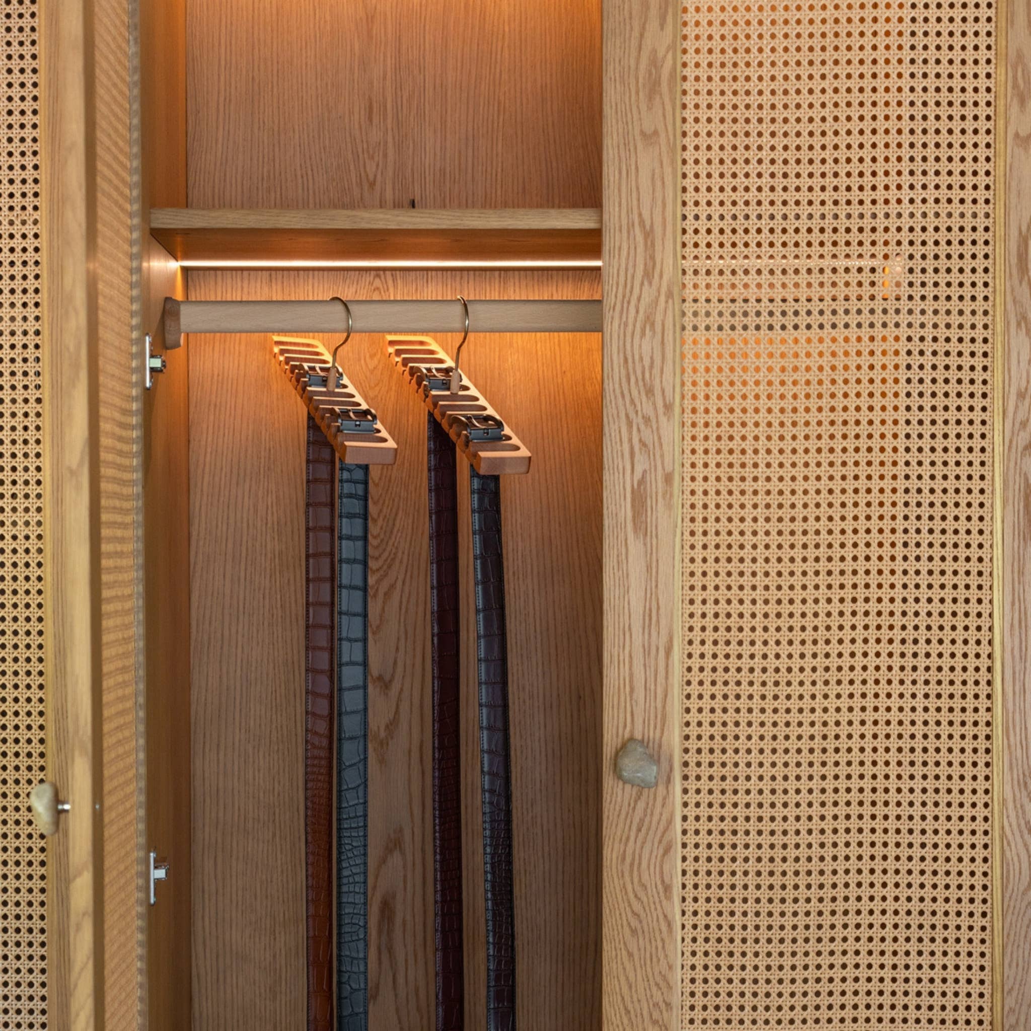 La Vie Photo - Wholesale Purse Hook/Hanger - Women's - Natural Beechwood Belt Rack – Minimal 12-Slot Accessory Hang2