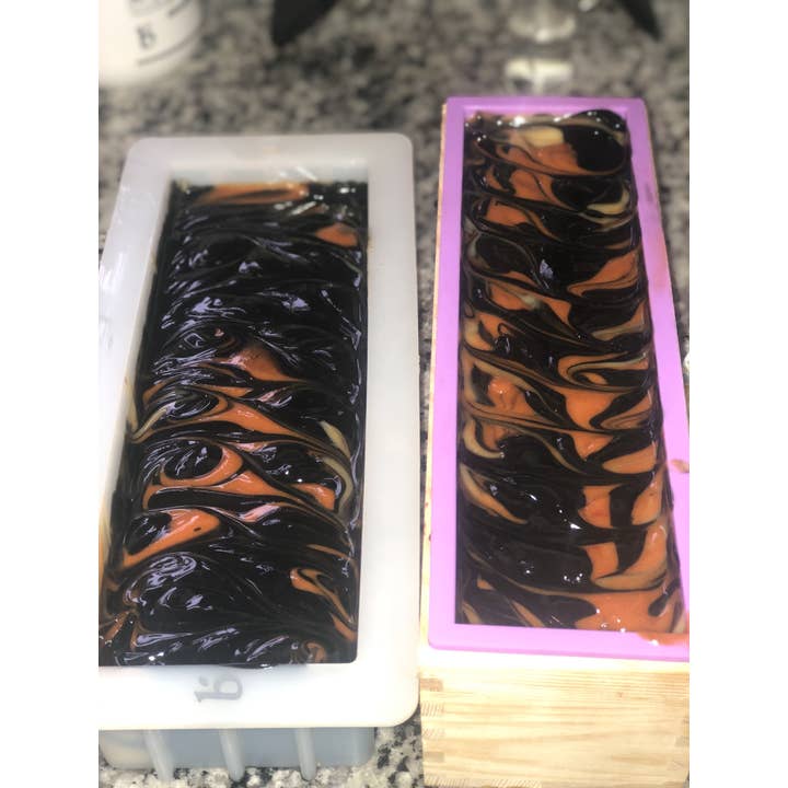 Bubbles and ButtersShoppe LLC – wholesale Tvål – Gurkmeja och aktivt koltvål