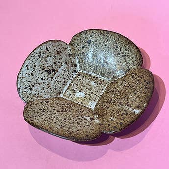 Plato para abalorios con forma de flor y cuatro pétalos con centro cuadrado para venta al por mayor de M A N A ceramics