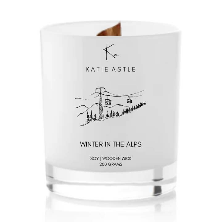 Vinter i Alperna Soy Wooden Wick Candle för wholesale av KATIE ASTLE