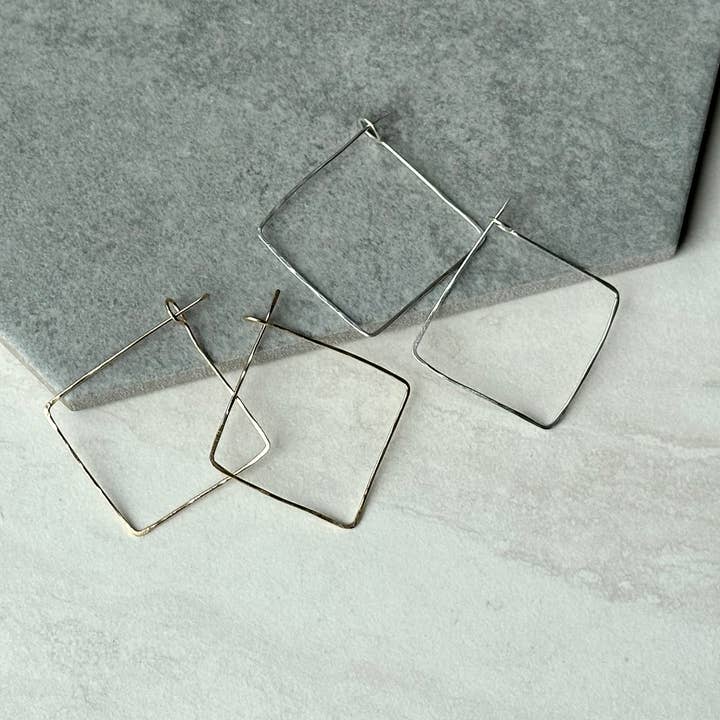 Cerceaux carrés minimalistes pour la vente par Designed by Lei