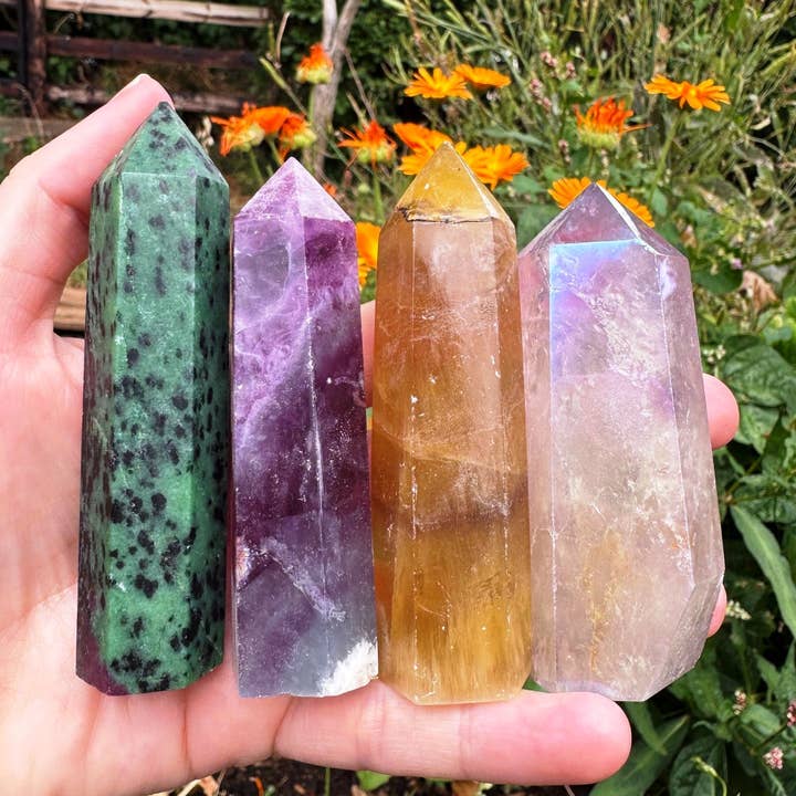 Tour de pierres précieuses 5 à 11 cm baguette mystère surprise pointe de cristal pour la vente par Elf Kendal Hippies