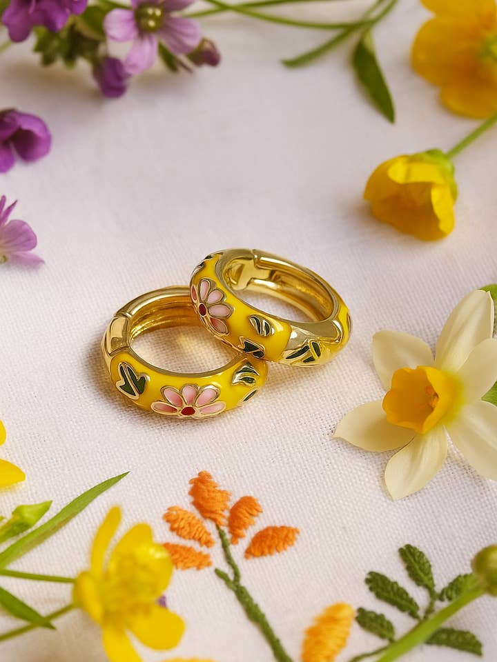 Boucles d'oreilles créoles florales bohèmes – Acier et émail pour la vente par Wild & Free