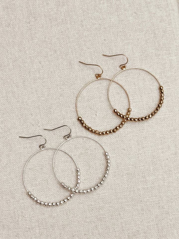 Orecchini pendenti a cerchio con perline per la vendita all'ingrosso da parte di Juniper Wish