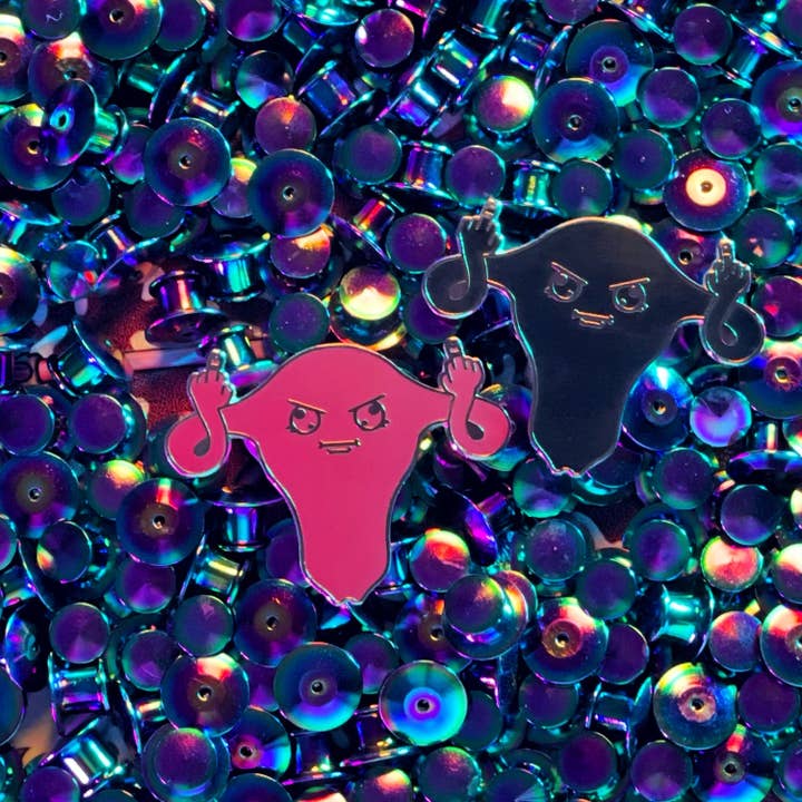 Spilla smaltata "Fuck-Uterus" per la vendita all'ingrosso da parte di Thwwip Stickers