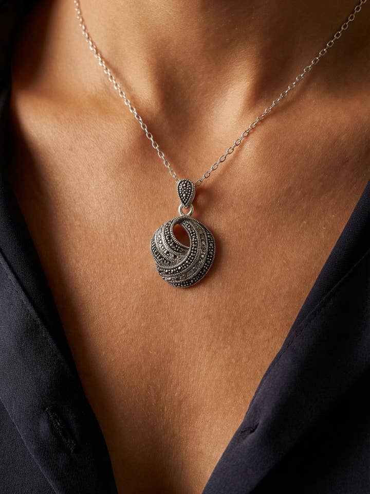 Ciondolo a Spirale in Argento Sterling 925 con Marcasite e Cristalli per la vendita all'ingrosso da parte di Noble Mount