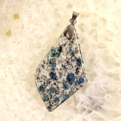 Colgante K2 | Colgantes de cristal | Joyas con piedras preciosas para venta al por mayor de Natures Artifacts Inc
