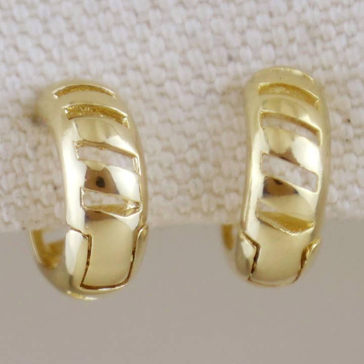 Orecchini a cerchio Huggies a nastro piccolo riempiti in oro 18 carati per la vendita all'ingrosso da parte di GoldFi