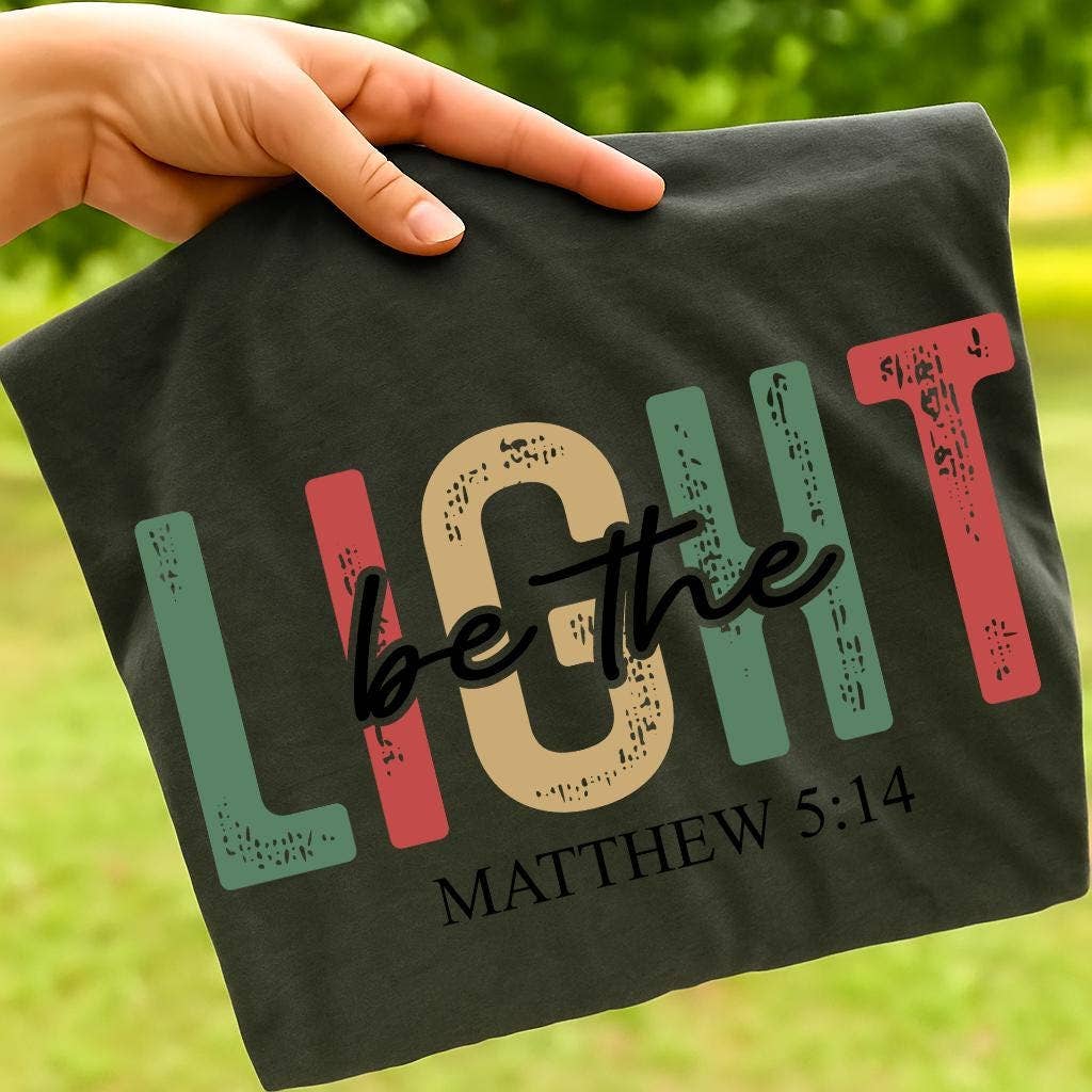 DLT Ecommerce – Engroshandel Grafisk t-shirt - Dame – Vær Lyset Kristne Juletrøje, Religiøs Sweatshirt1