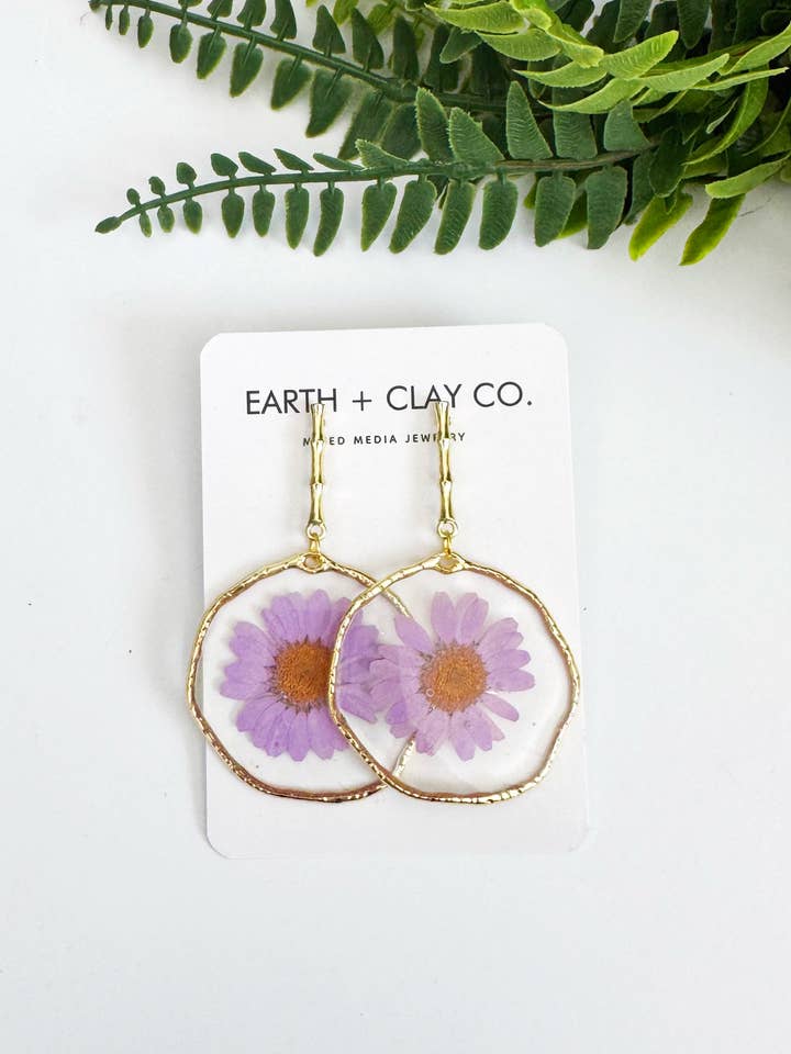 Boucles d'oreilles pendantes en résine avec marguerite violette et bambou pour la vente par Earth + Clay Collective