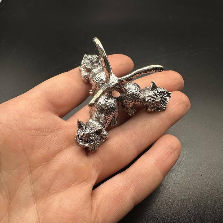 The Crystal Tabby - Wholesale Decorative Tabletop Object - Tiny Cat Stand - SILVER2