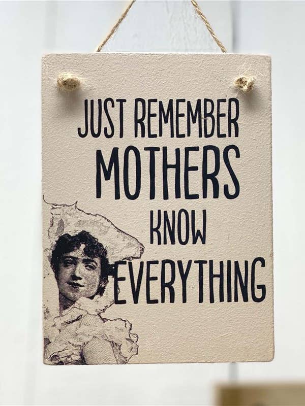 Le madri sanno tutto... - Mini insegna in legno per la vendita all'ingrosso da parte di THE WOODEN POSTCARD COMPANY